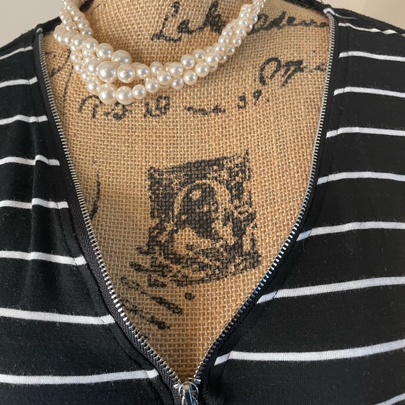 EUC Women’s RETROLOGY Black White Stripe Zipper Collar Top Sz L - Picture 3 of 4